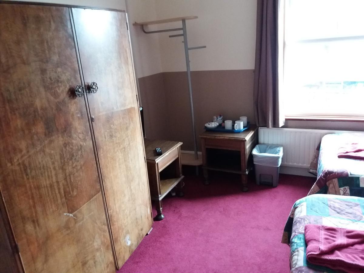 Bed and Breakfast The Crouch Oak Addlestone Exterior foto